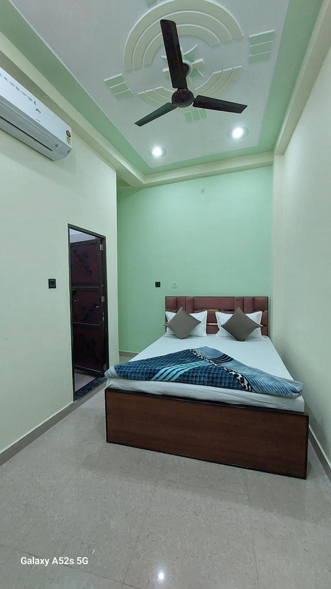 Narayani Paying Guest House พาราณสี ภายนอก รูปภาพ