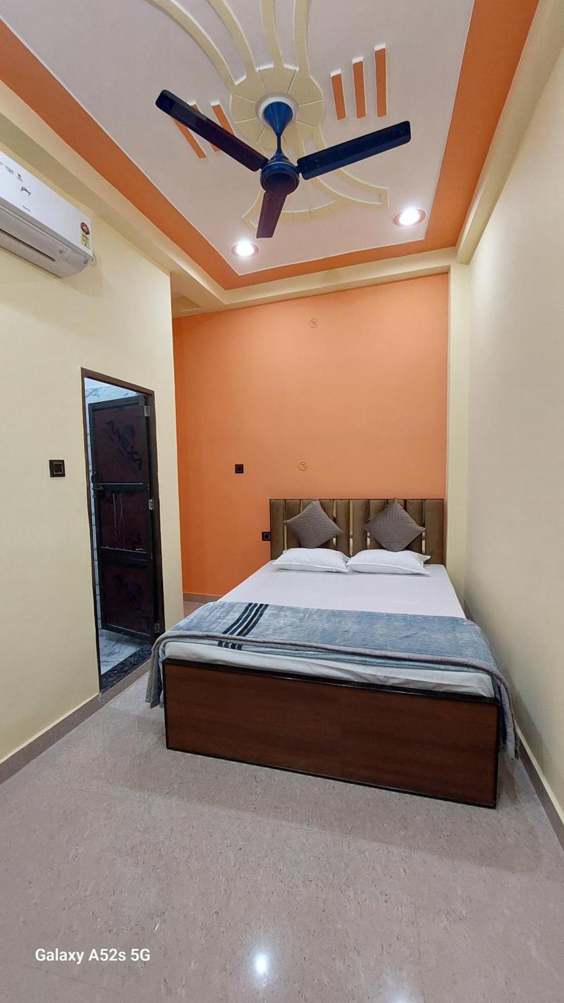 Narayani Paying Guest House พาราณสี ภายนอก รูปภาพ